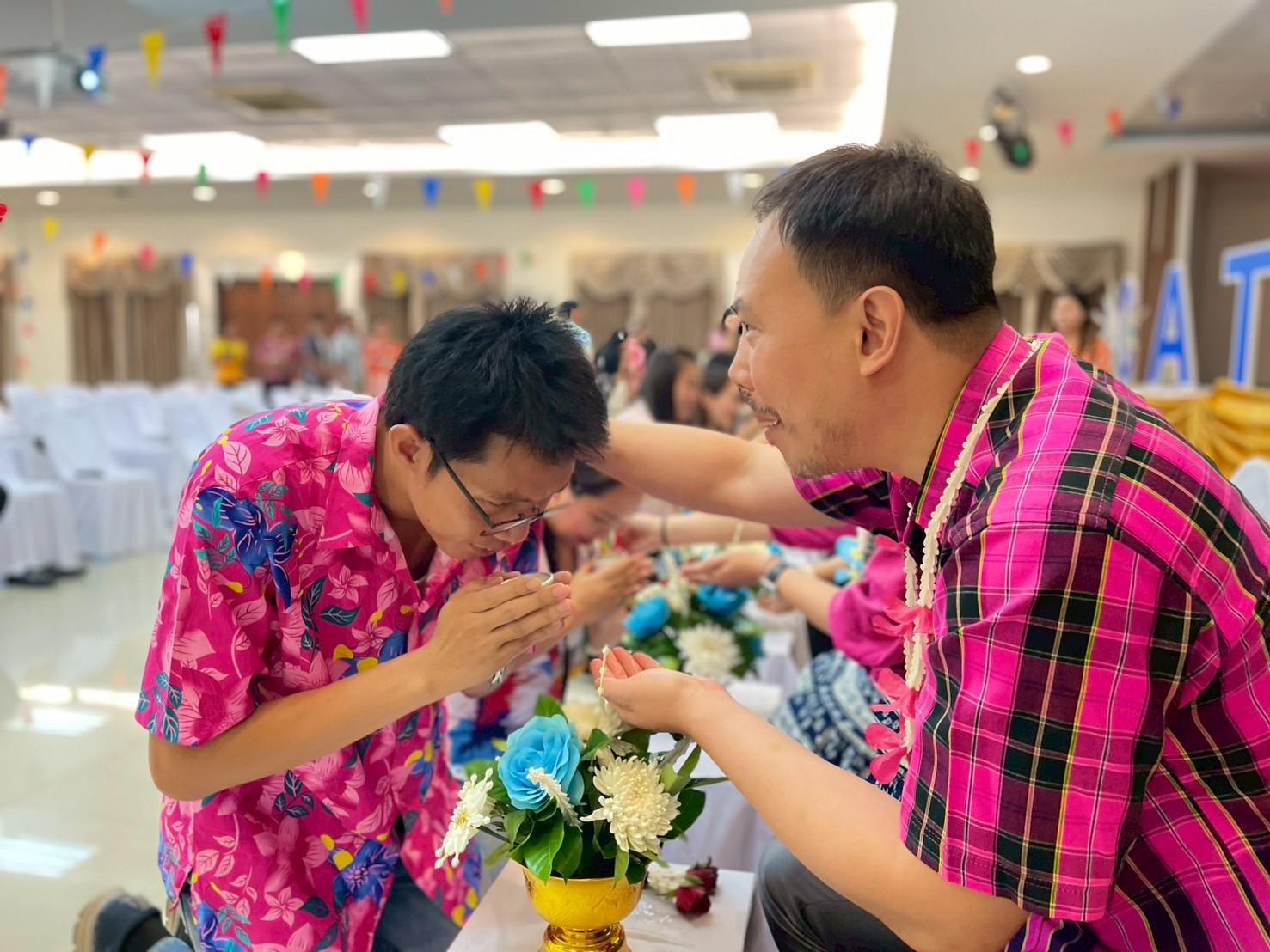 381. วันที่ 26 เมษายน 2568 สาขาการบริหารการศึกษา ได้จัดกิจกรรมรดน้ำดำหัวคณาจารย์ระดับบัณฑิตศึกษา ประจำสาขาการบริหารการศึกษา ณ ห้องประชุมครุร่มสัก 1 ชั้น 3 อาคารคณะครุศาสตร์